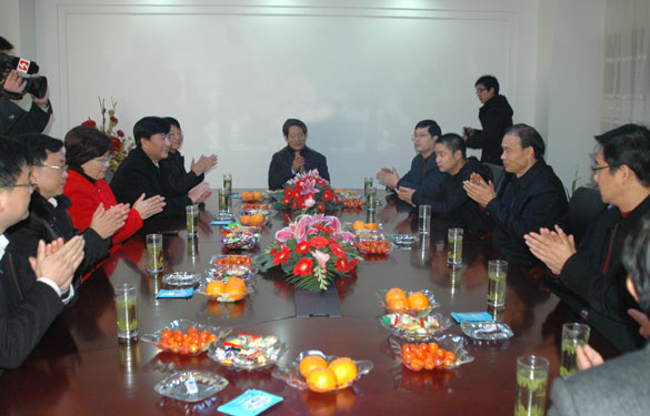 溧阳市委书记韩立明、市长盛建良一行来大宝娱乐集团走访慰问