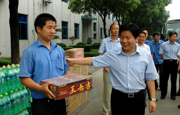 溧阳市代市长苏江华等向导慰问大宝娱乐一线员工