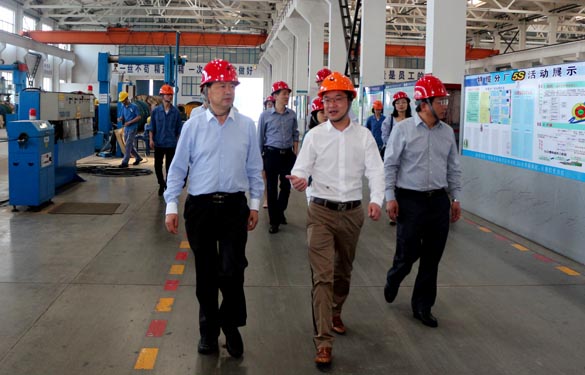 2016年5月6日，，，，，江苏省法制办主任于爱荣在集团总司理丁志鸿陪同下旅行生产现场