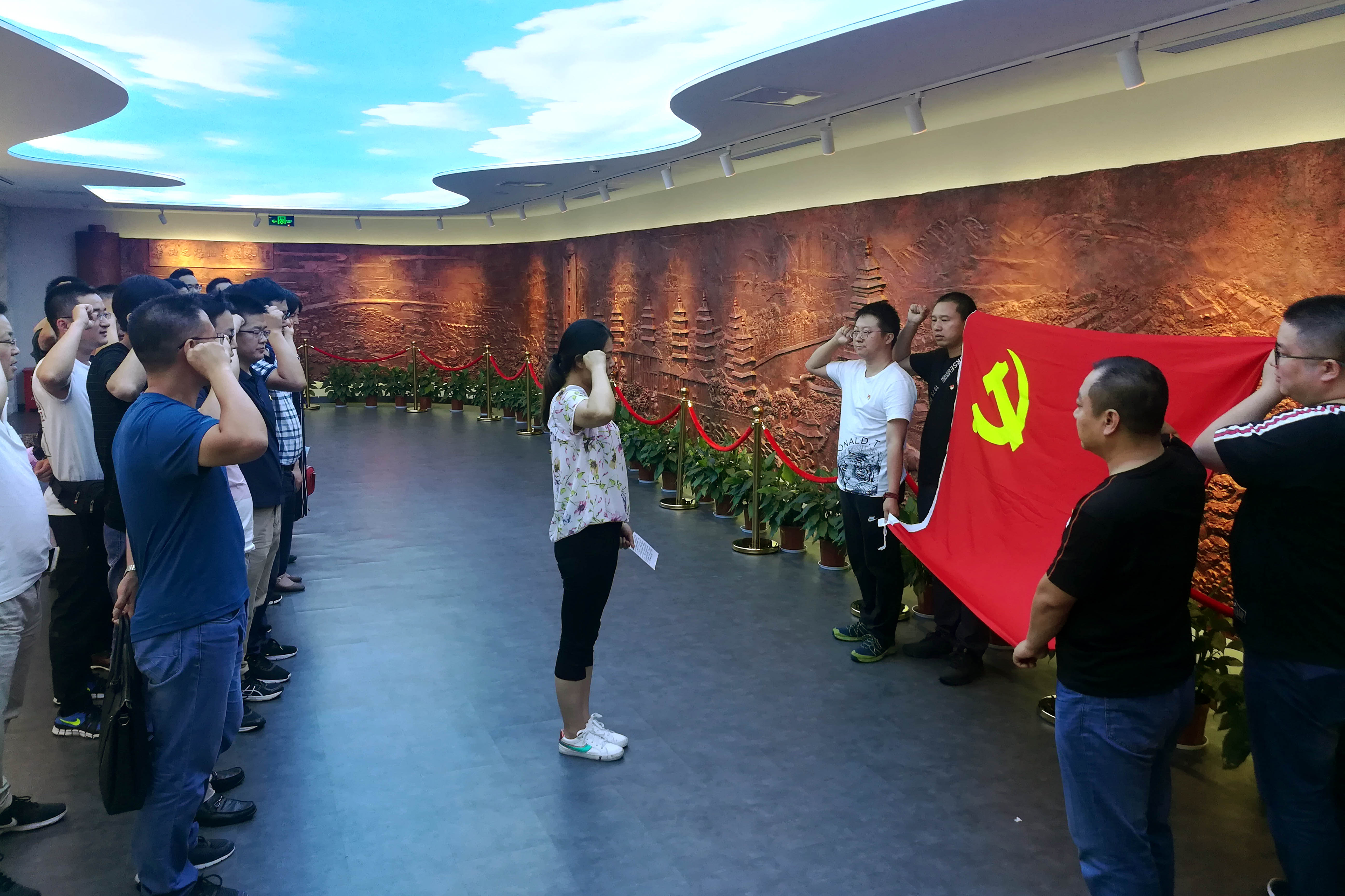 不忘初心、艰辛斗争，，，，，，，大宝娱乐电缆党委组织党员同志赴华西村旅行学习