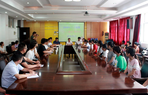 爱心助学 助梦翱翔 : 第三批“大宝娱乐励志助学金”20万元昨日发放