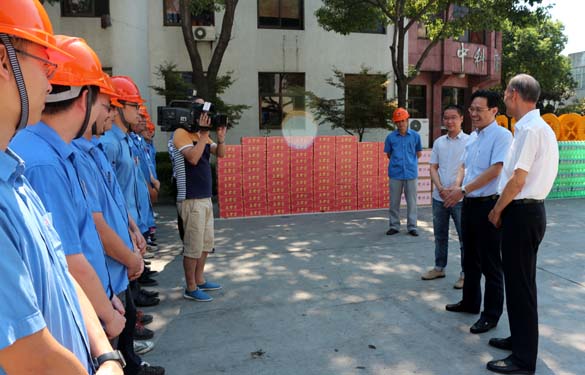 市向导来大宝娱乐慰问一线员工