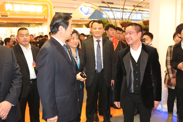 江苏省青商会科技立异效果展上 史清静副省长驻足旅行大宝娱乐集团三代核电AP1000壳内电缆