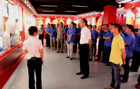 大宝娱乐集团党员干部起劲分子思念革命先烈、重温革命精神