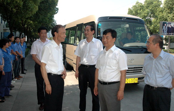 溧阳市委书记盛建良等向导慰问大宝娱乐一线员工